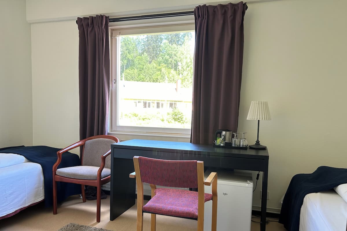 1 slaapkamer, een bureau, verduisterende gordijnen
