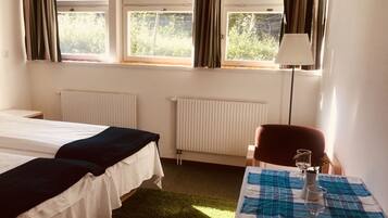 Comfort-værelse med 2 enkeltsenge | 1 soveværelse, skrivebord, mørklægningsgardiner, strygejern/strygebræt