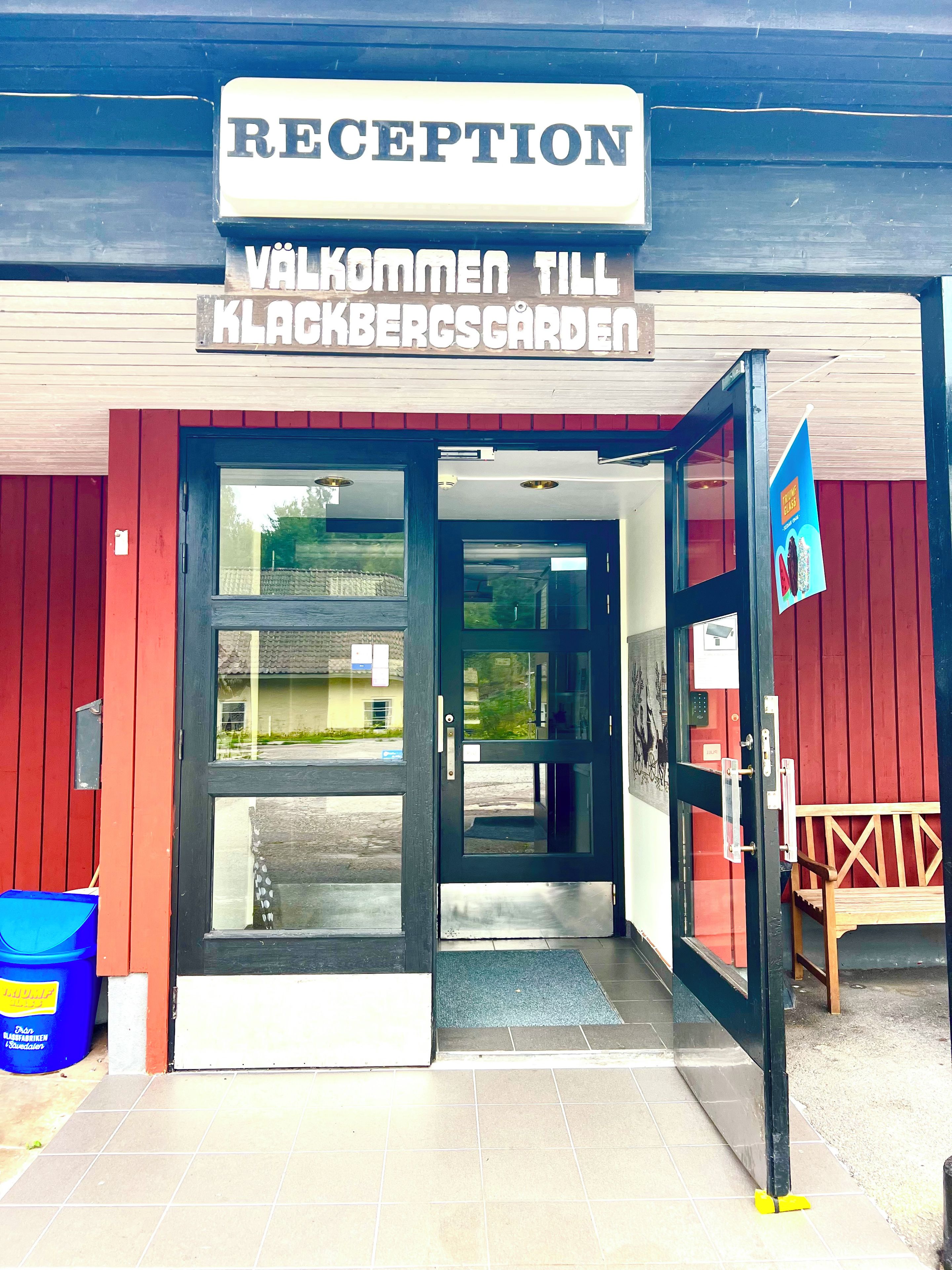 Et receptionsområde med et skilt, der viser 'RECEPTION' og 'VÄLKOMMEN TILL KLACKBERGSÅDEN'.