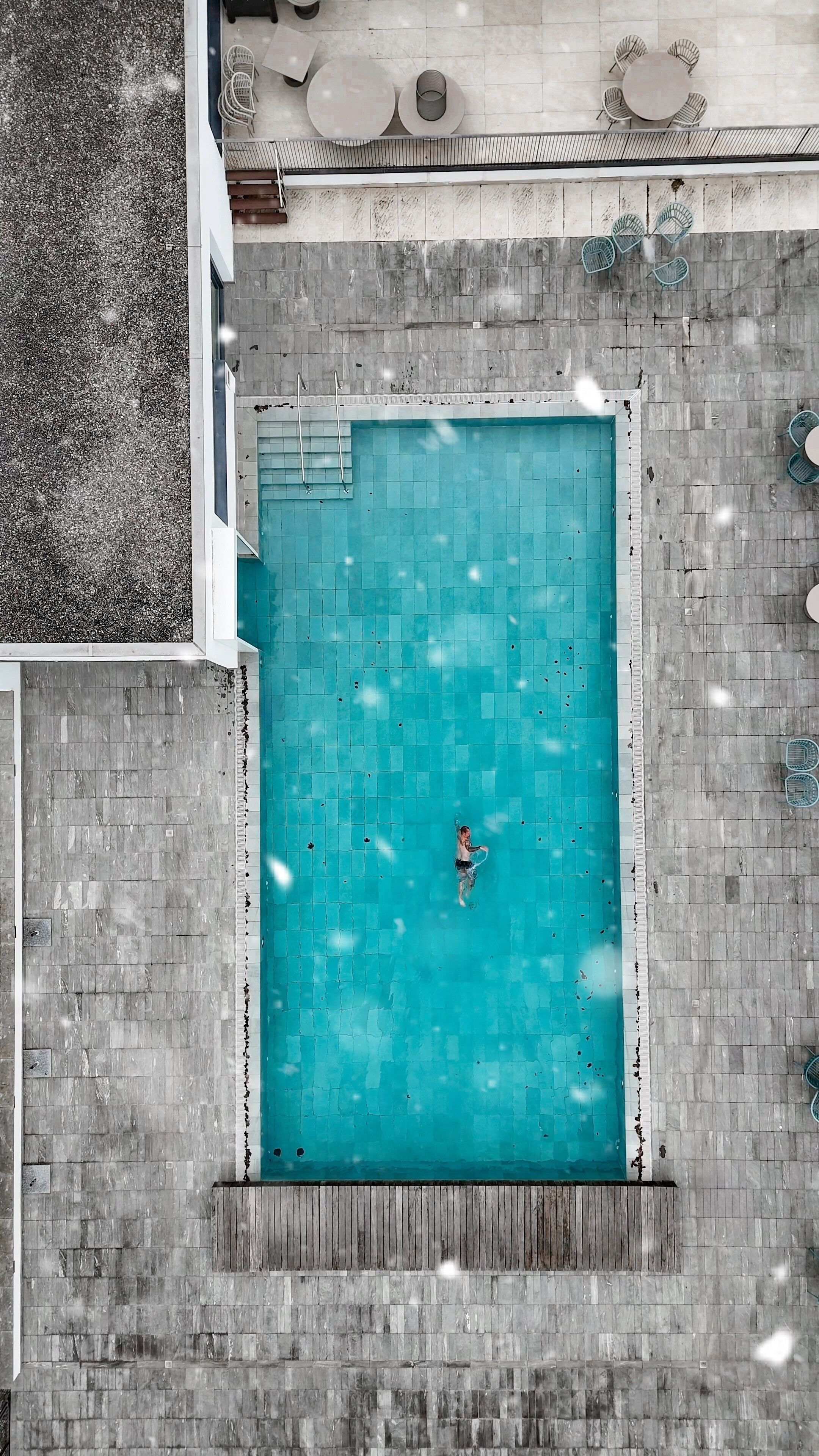 Piscina externa, funciona das 9h às 21h, espregui çadeiras