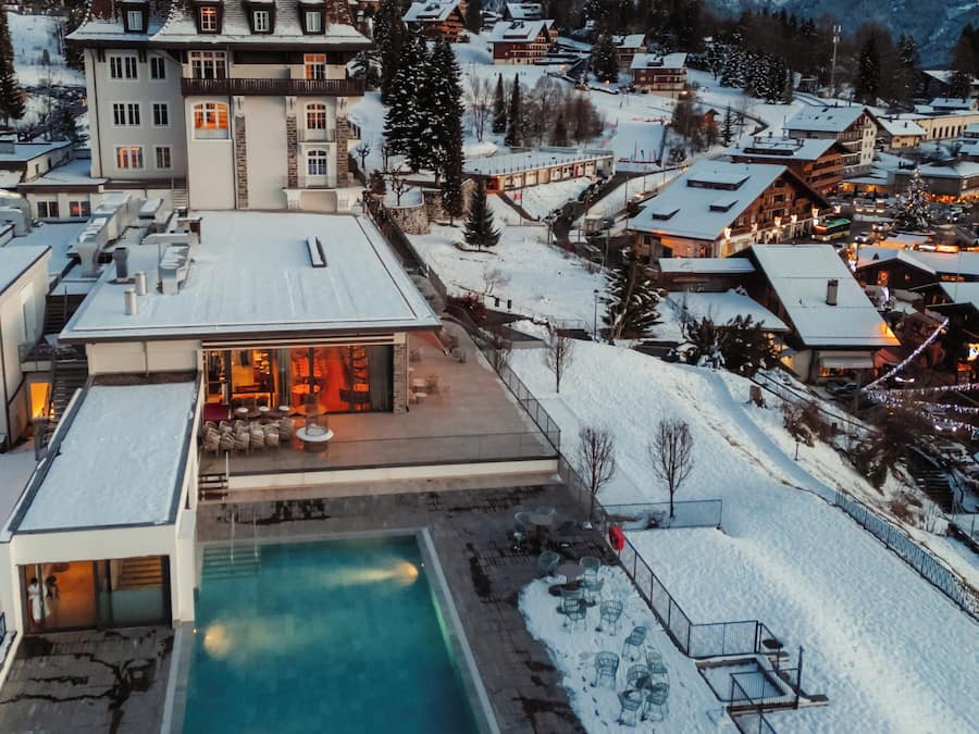 Udendørs pool, åben fra kl. 09.00 til kl. 21.00, liggestole