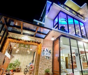 Fassade der Unterkunft – Abend/Nacht