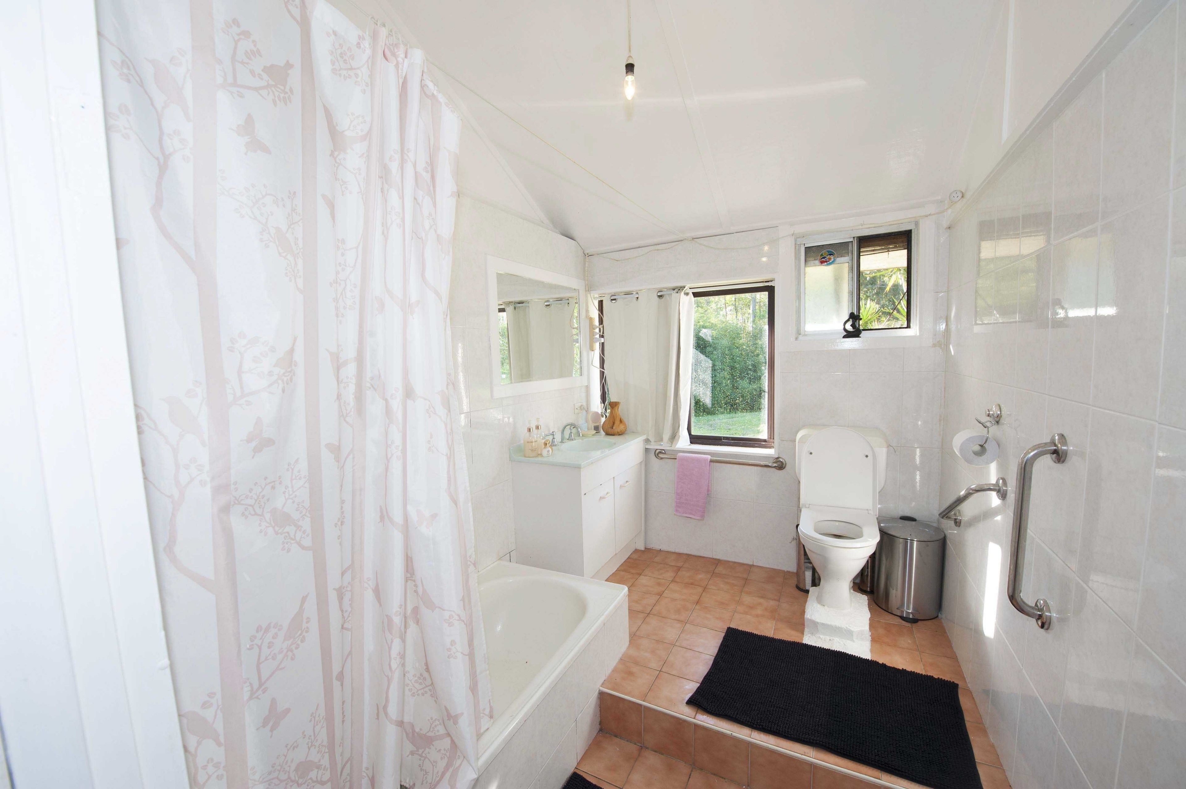 Un baño con bañera, inodoro y lavamanos.