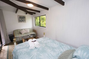 The Green Room Bedsitter | In-room safe, individually decorated, iron/ironing board, bed sheets - Nimbin Waterfall Retreat (Nimbin)