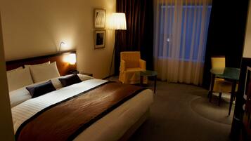 Modern King Room, Non Smoking | Premium bedding, in-room safe, desk, free WiFi