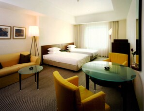 A hotel room with a bed, two bedside tables, a sofa, a chair, a glass table, and a lamp. - HOTEL MOLINO SHIN - YURI (Kawasaki)
