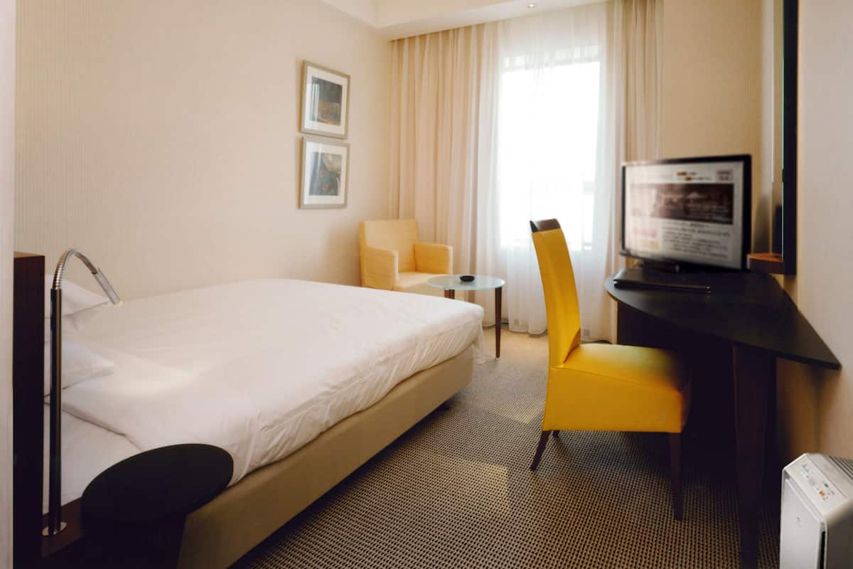 Premium bedding, in-room safe, desk, WiFi (free)
