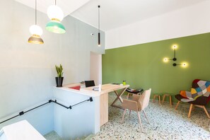 Kios check-in/check-out