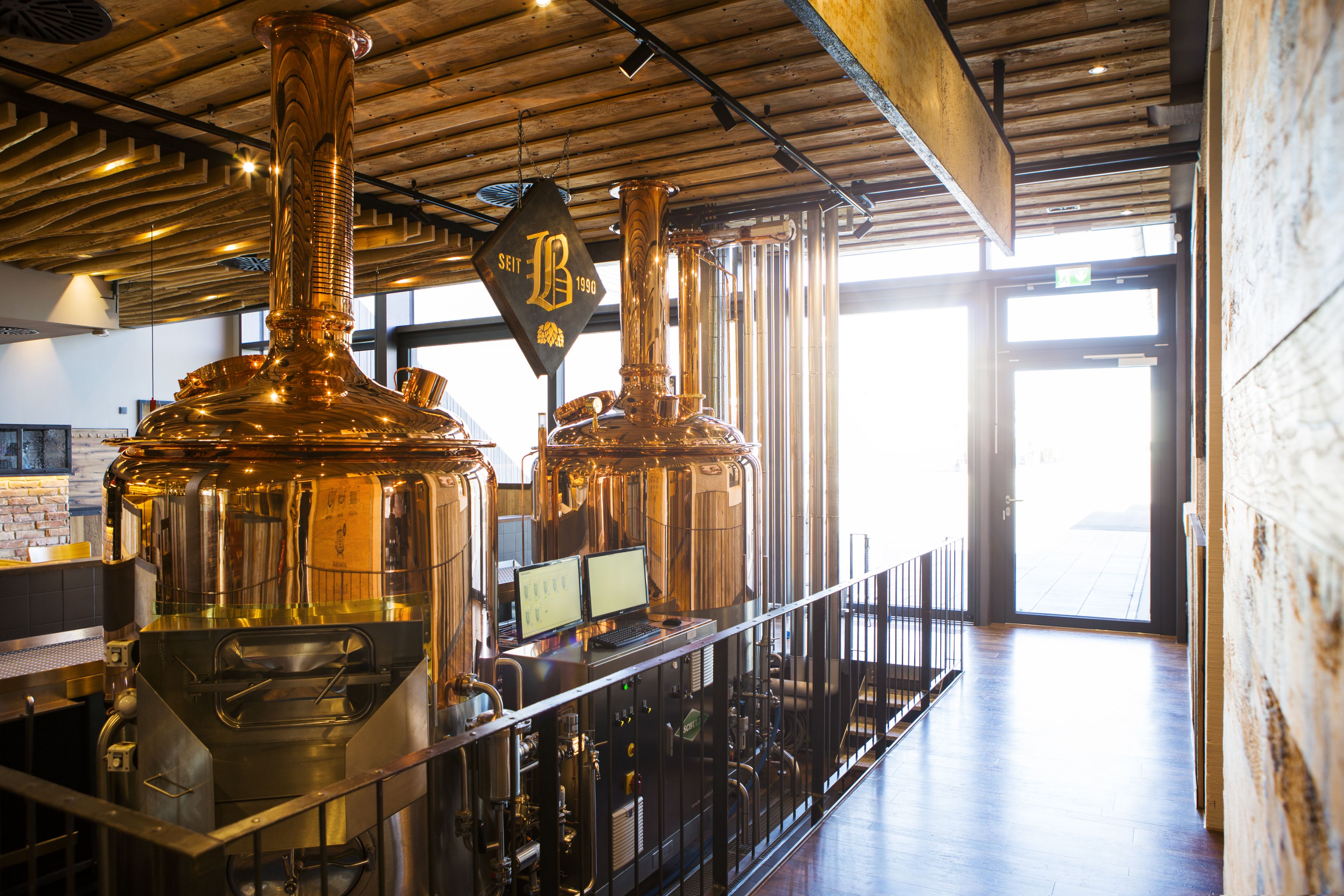 Phục vụ bữa trưa và bữa tối 