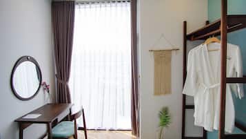 Deluxe appartement, 2 slaapkamers, toegang tot zwembad, uitzicht op de stad | Kamervoorziening