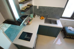 Departamento Deluxe, 1 habitación, acceso a la alberca, torre | Cocina privada | Tetera eléctrica y utensilios de cocina 