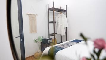 Minibar, caja de seguridad en la habitación y escritorio