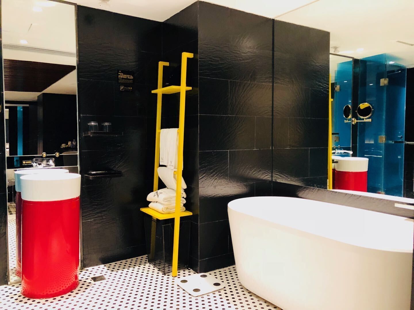 Executive Suite Room | Bathroom | Shower, free toiletries, hair dryer, slippers