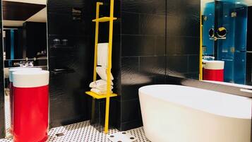 Executive Suite Room | Bathroom | Shower, free toiletries, hair dryer, slippers