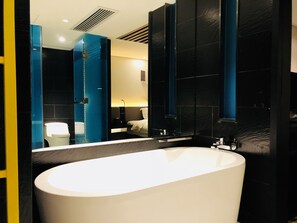 Executive Suite Room | Bathroom | Shower, free toiletries, hair dryer, slippers - Likto Hotel (Guangzhou)