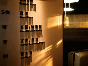 A wall with multiple black signs indicating hotel rooms and a car park. - Likto Hotel (Guangzhou)