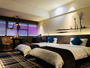A hotel room with two beds, a desk, and a chair. - Likto Hotel (Guangzhou)