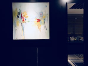 A large abstract painting on a wall in a dimly lit room. - Likto Hotel (Guangzhou)