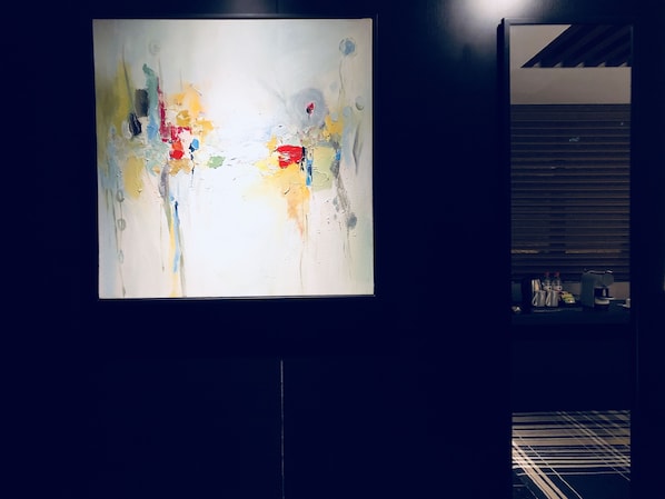 A large abstract painting on a wall in a dimly lit room. - Likto Hotel (Guangzhou)