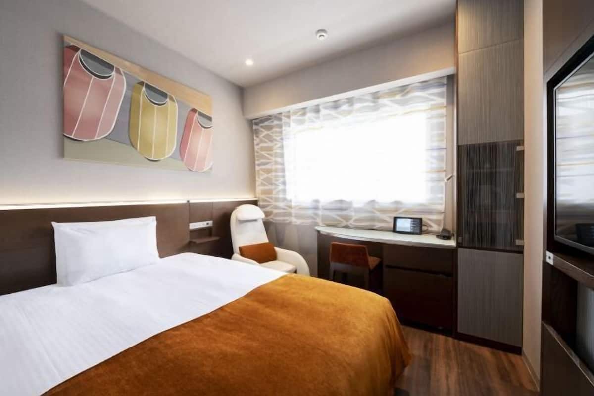 In-room safe, blackout curtains, free WiFi, bed sheets