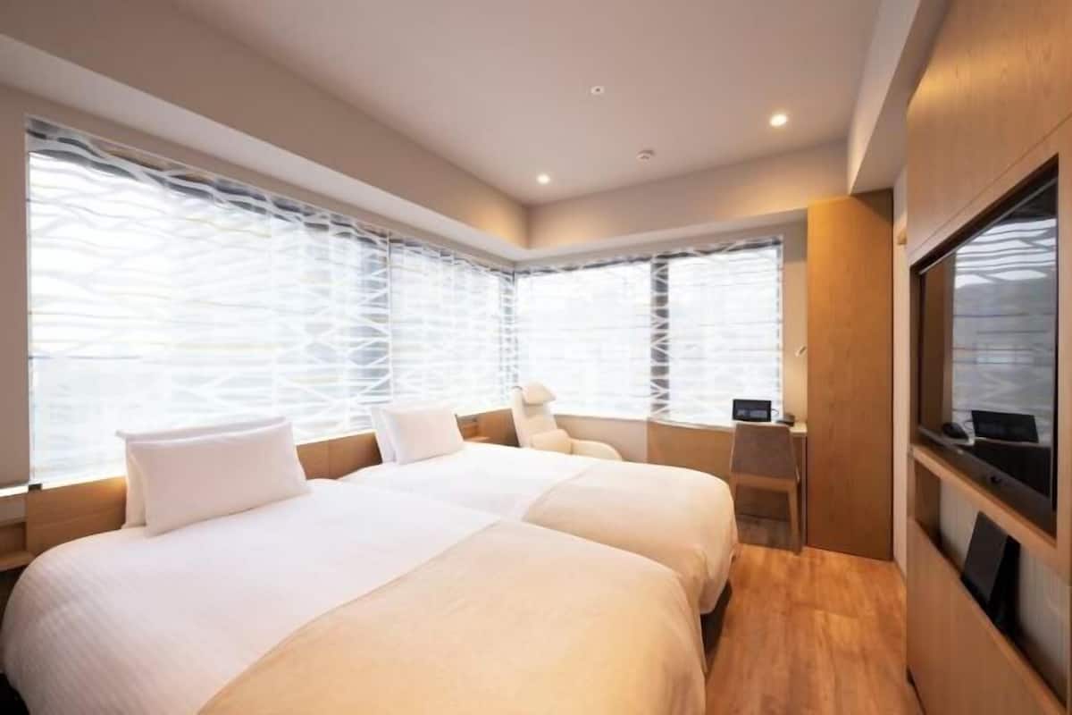 In-room safe, blackout curtains, free WiFi, bed sheets