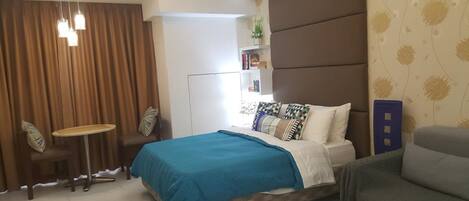 Estudio | Escritorio, tabla de planchar con plancha, wifi gratis y ropa de cama