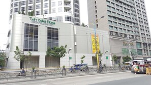 Un edificio moderno con el letrero