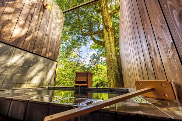 华丽套房, 私人浴室, 一层 (Gyokoso,Open-Air Bath) | 浴室 | 吹风机、拖鞋、毛巾、肥皂