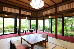 Minibar, Zimmersafe, Schreibtisch, kostenloses WLAN