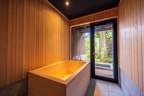 华丽套房, 私人浴室, 一层 (Gyokoso,Open-Air Bath) | 浴室 | 吹风机、拖鞋、毛巾、肥皂