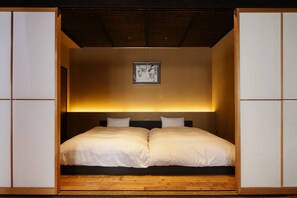 Premium kamer, privébadkamer (Tatami Area, Open-Air Bath, A) | Een minibar, een kluis op de kamer, een bureau, gratis wifi