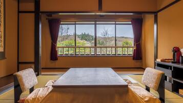 Superior Twin Room, Bathtub | Minibar, in-room safe, desk, free WiFi