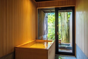 Suite Deluxe, salle de bains privée, rez-de-chaussée (Gyokoso,Open-Air Bath) | Salle de bain | Sèche-cheveux, chaussons, serviettes fournies, savon