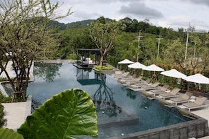 Outdoor pool, pool umbrellas, sun loungers