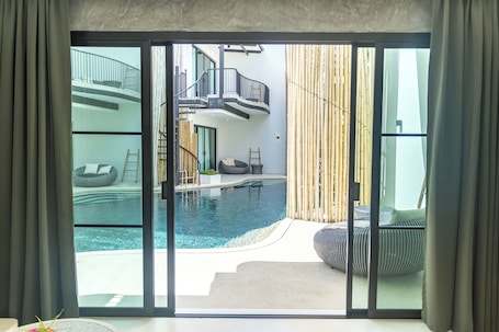 Executive Studio Suite, 1 King Bed, Terrace, Poolside | Premium bedding, Tempur-Pedic beds, minibar, in-room safe