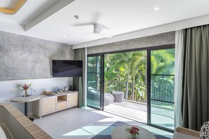 Executive Studio Suite, 1 King Bed, Balcony, Pool View | Premium bedding, Tempur-Pedic beds, minibar, in-room safe