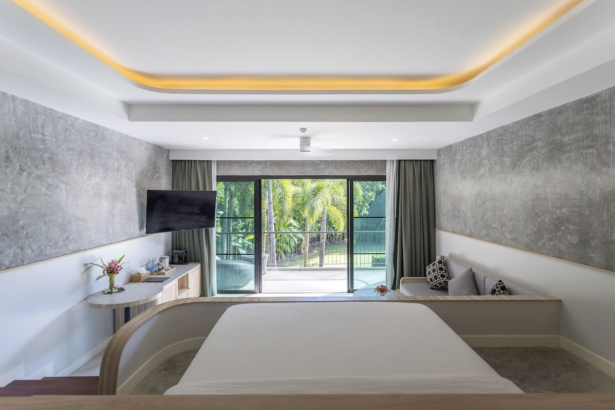 Executive Studio Suite, 1 King Bed, Balcony, Pool View