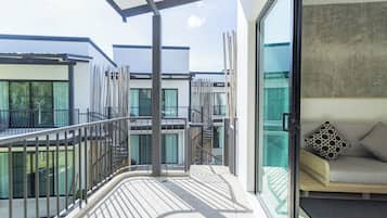 行政開放式套房, 1 張特大雙人床, 露台, 泳池景 | 高級寢具、Tempur-Pedic 床墊、迷你吧、房內夾萬