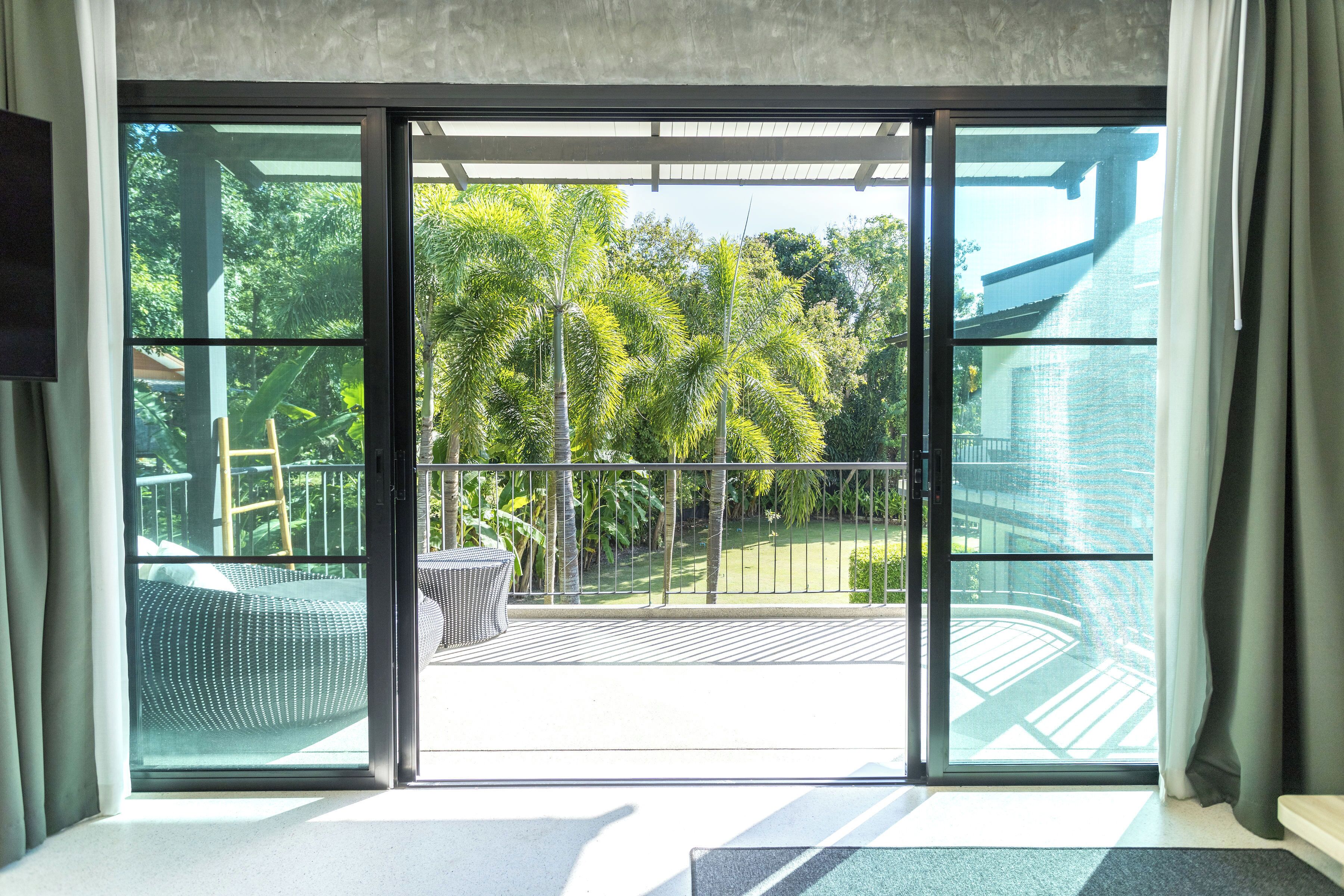 executive studio suite, 1 king bed, balcony, pool view | premium bedding, tempur-pedic beds, minibar, in-room safe