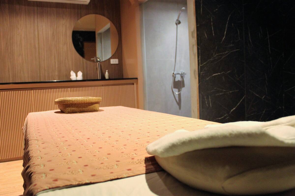 couples treatment room(s), sauna, body treatments, deep-tissue massages