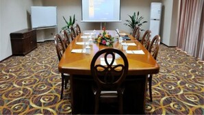 A conference room with a long table, chairs, a projector screen, and a whiteboard. - Shi Dai Jin Cheng Hotel (Chengdu)