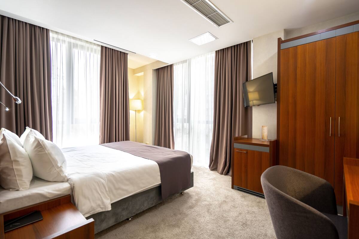 Egyptian cotton sheets, premium bedding, minibar, in-room safe