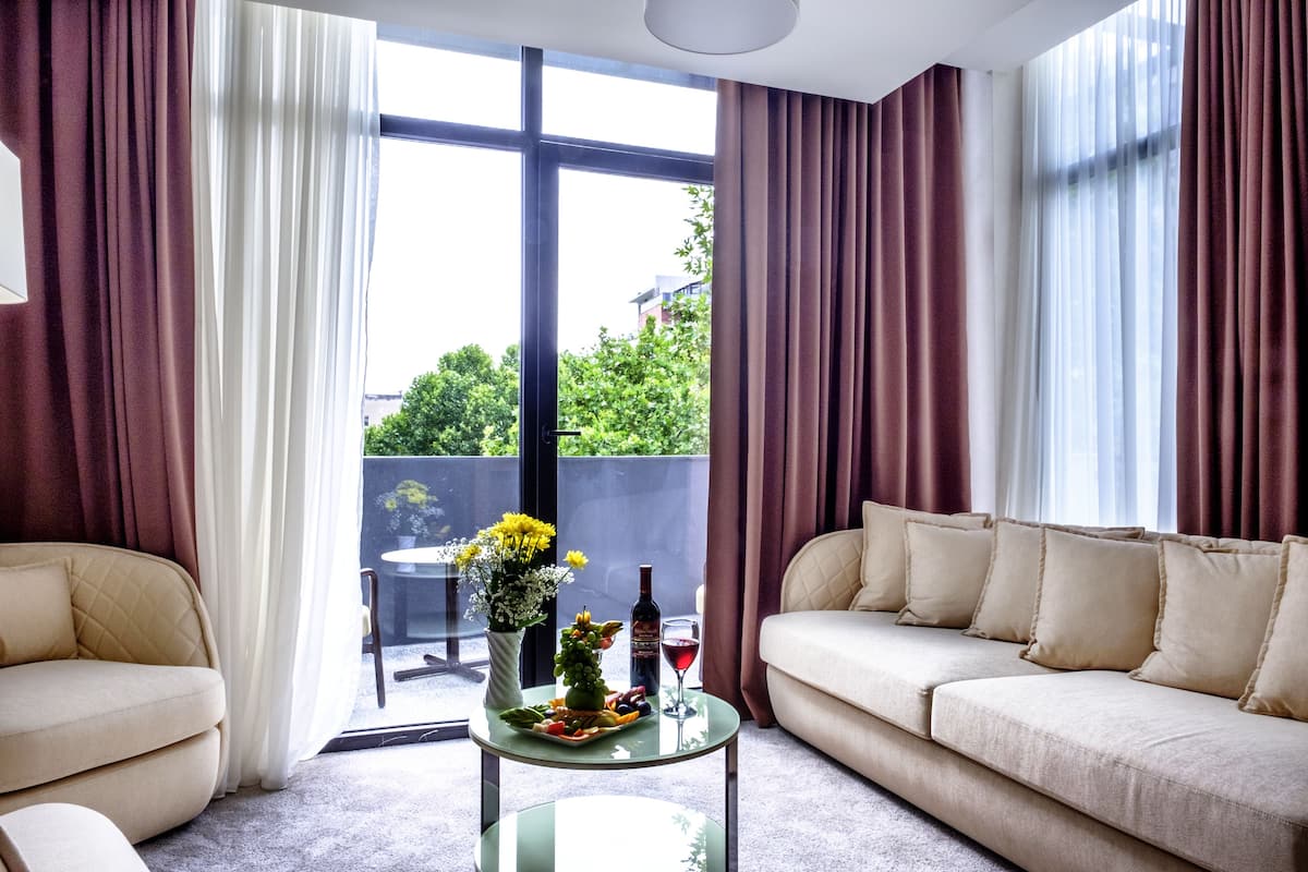 Egyptian cotton sheets, premium bedding, minibar, in-room safe