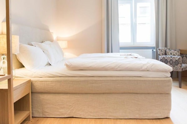 Egyptinpuuvillaiset lakanat, ylelliset vuodevaatteet, työpöytä