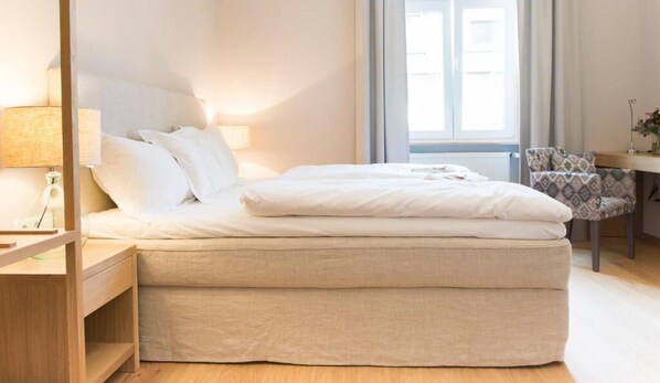 Lakens van Egyptisch katoen, luxe beddengoed, een bureau