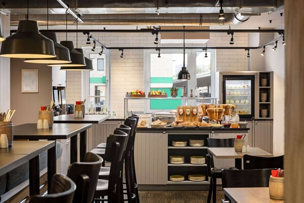 Petit déjeuner buffet (18.50 EUR par personne)