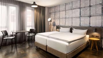 Allergitestet sengetøy, safe på rommet, skrivebord og blendingsgardiner