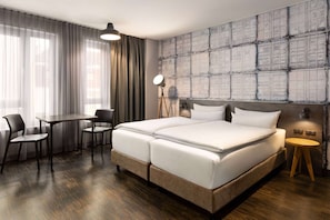 Allergitestet sengetøy, safe på rommet, skrivebord og blendingsgardiner