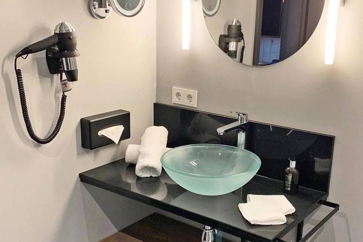 Salle de bain | Douche, douche cascade, séchoir à cheveux, serviettes fournies