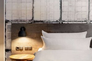 Ropa de cama hipoalergénica y caja de seguridad en la habitación 